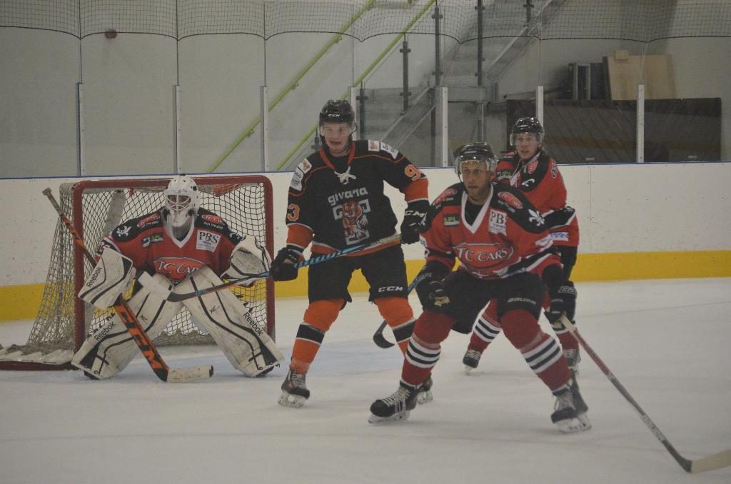 The Barons net saw a lot of rubber directed its way on Sunday evening (J&K Davies)