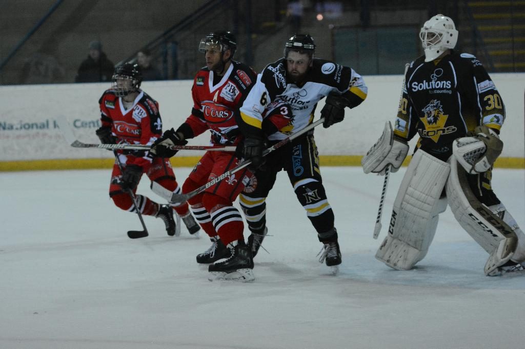 Ex-Lion Marcus Maynard tangles with Ex-Baron Luke Smith (J&K Davies)