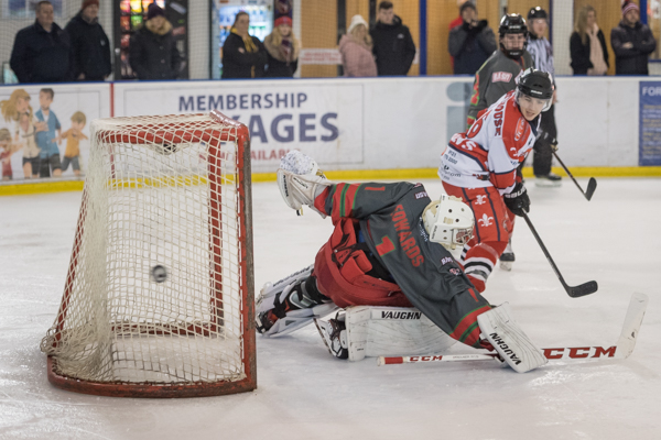 Andy Whitehouse slots home (Harish Chavda, www.dingleimages.com)