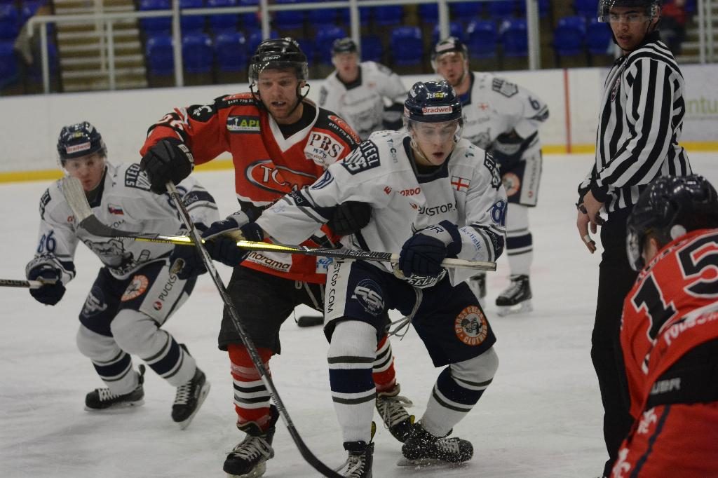 Adam Brittle reaches for the puck (J&K Davies)